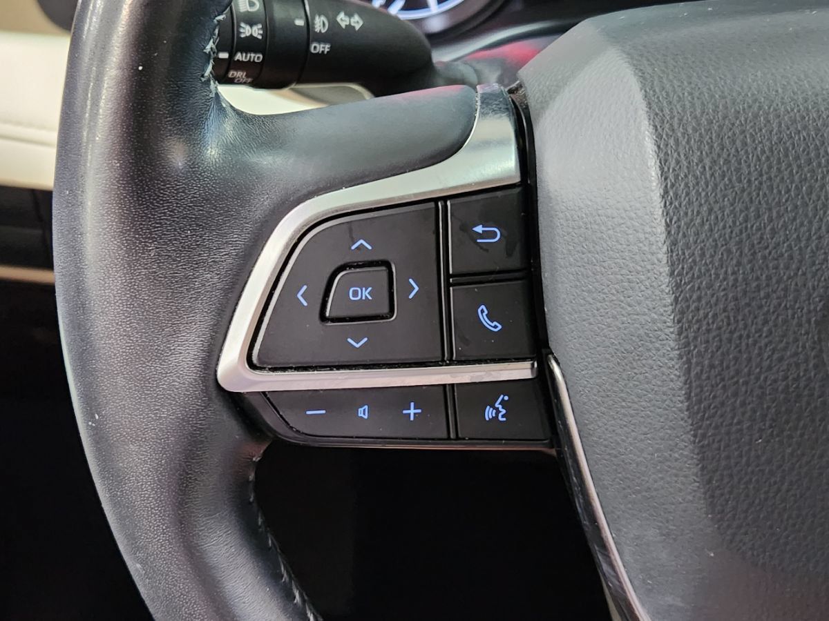 Used 2021 Toyota Highlander XLE AWD/4WD image 49