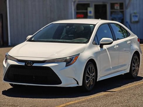 Used 2020 Toyota Corolla LE FWD image 3