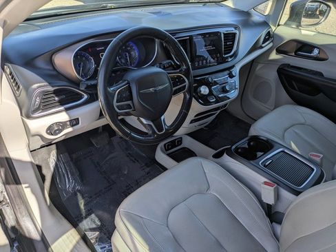 Used 2019 Chrysler Pacifica Touring-L Plus FWD image 10