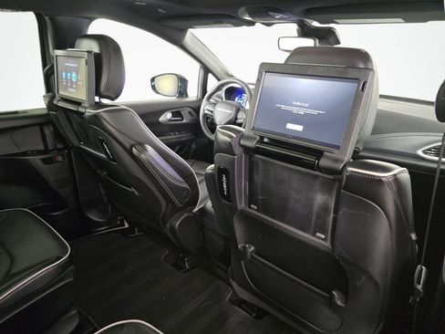 Used 2023 Chrysler Pacifica Limited w/ Uconnect Theater Family Group FWD image 40