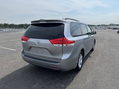 Used 2011 Toyota Sienna LE w/ Towing Pkg FWD image 6
