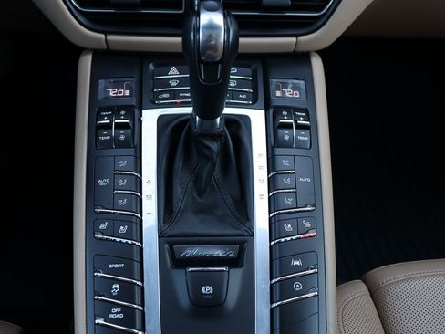 Used 2020 Porsche Macan image 34