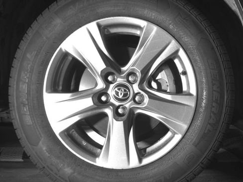 Used 2025 Toyota RAV4 XLE AWD/4WD image 11