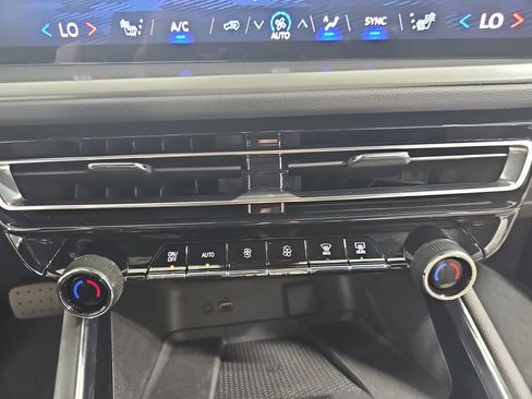 Used 2025 Chevrolet Traverse LT FWD image 30