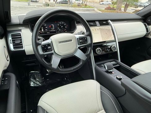 Used 2023 Land Rover Discovery Metropolitan Edition image 31