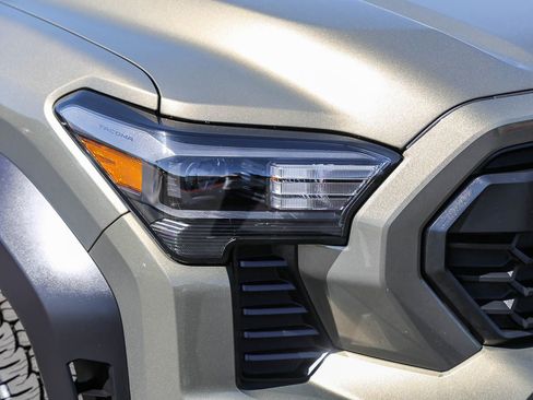 Certified 2025 Toyota Tacoma TRD Off-Road AWD/4WD image 13