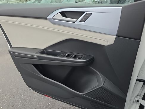 New 2026 Volkswagen Taos SE FWD image 25