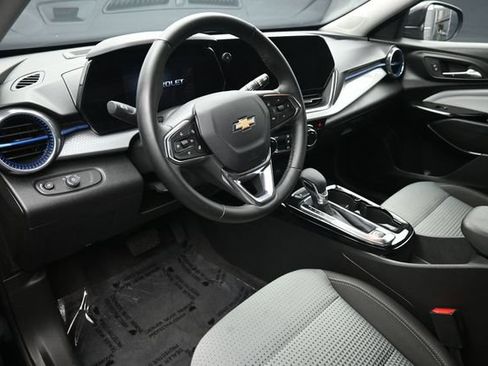 Used 2025 Chevrolet Trax LT w/ LT Convenience Package FWD image 11