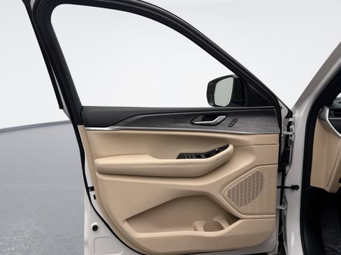 Used 2023 Jeep Grand Cherokee Limited w/ Black Appearance Package image 9