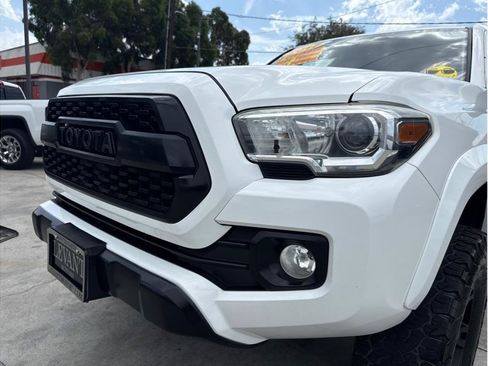 Used 2017 Toyota Tacoma SR5 w/ Tow Package RWD image 45