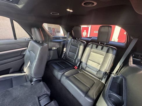 Used 2018 Ford Explorer XLT w/ Equipment Group 202A AWD/4WD image 17