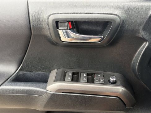 Used 2017 Toyota Tacoma TRD Sport AWD/4WD image 23