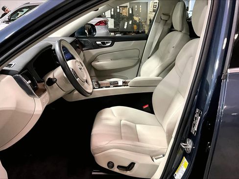 Used 2022 Volvo XC60 B5 Momentum w/ Advanced Package image 9