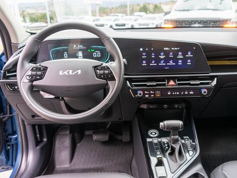 Certified 2025 Kia Niro EX image 13