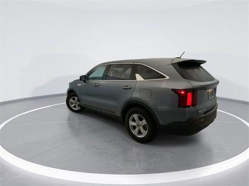 Used 2023 Kia Sorento LX image 2