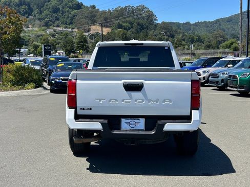 Used 2025 Toyota Tacoma TRD Sport AWD/4WD image 4