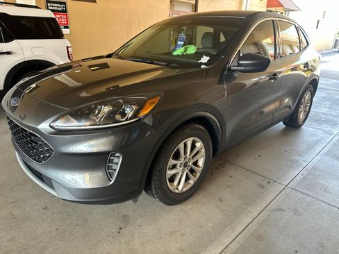 Used 2020 Ford Escape SE FWD image 2