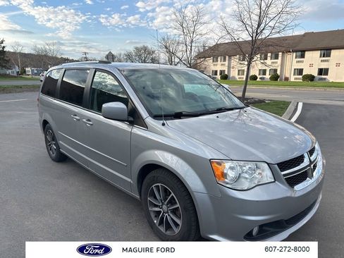 Used 2017 Dodge Grand Caravan SXT image 1