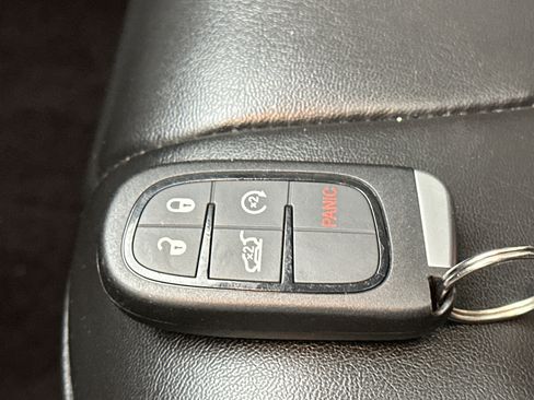 Used 2019 Jeep Cherokee Latitude Plus w/ Comfort/Convenience Group image 39