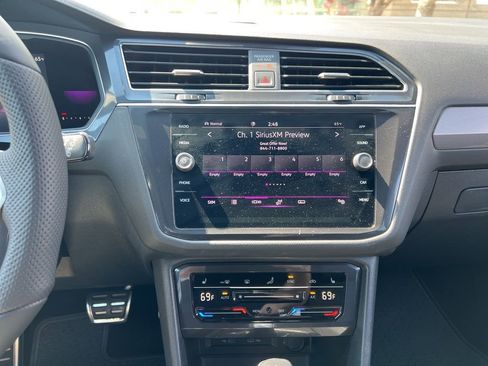 Certified 2022 Volkswagen Tiguan SE R-Line AWD/4WD image 21