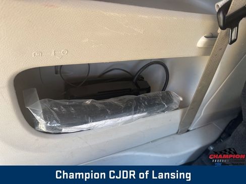 Used 2024 Chrysler Pacifica Touring-L image 14