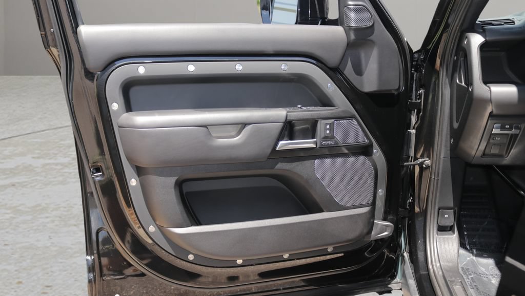 Used 2022 Land Rover Defender 110 V8 AWD/4WD image 9