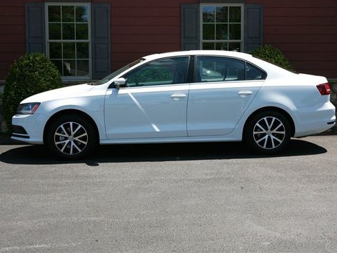 Used 2017 Volkswagen Jetta SE FWD image 4