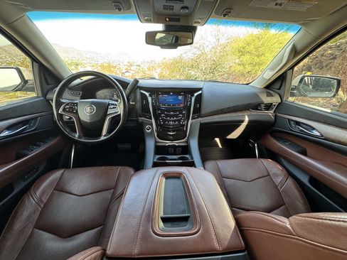 Used 2015 Cadillac Escalade Luxury image 11