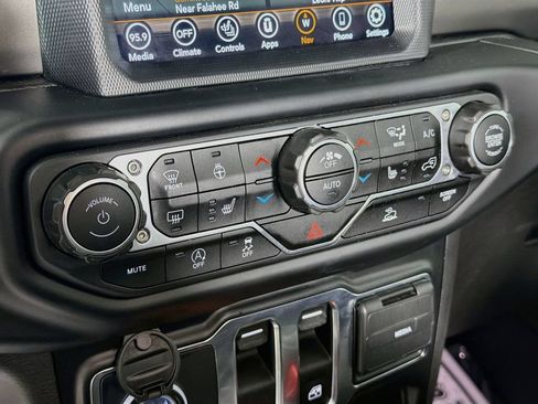 Used 2022 Jeep Wrangler Sport AWD/4WD image 16