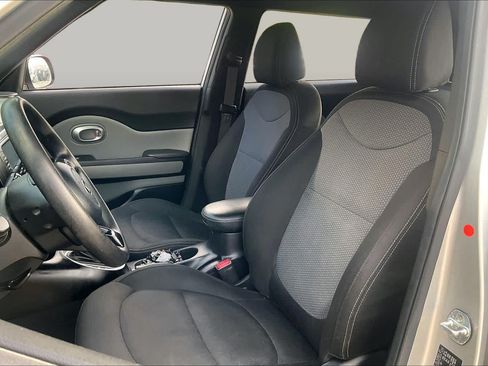 Used 2017 Kia Soul + FWD image 8