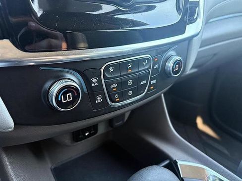 Used 2021 Chevrolet Traverse LT image 31