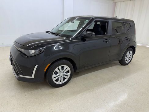 Used 2025 Kia Soul LX FWD image 1