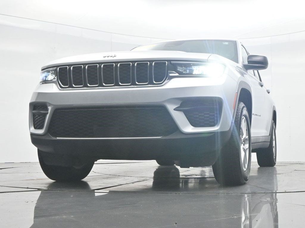 Used 2025 Jeep Grand Cherokee Laredo X AWD/4WD image 34