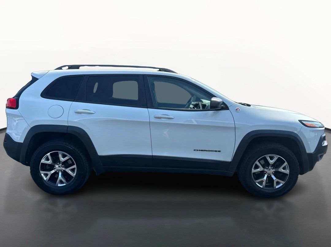 Used 2017 Jeep Cherokee Trailhawk AWD/4WD image 2