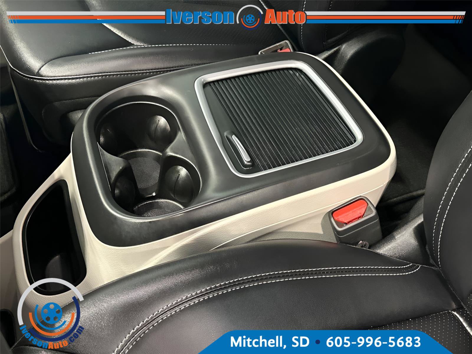 Used 2024 Chrysler Pacifica Touring-L AWD/4WD image 24