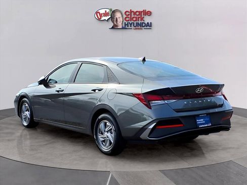 Certified 2025 Hyundai Elantra SE image 3