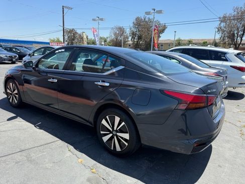 Used 2022 Nissan Altima 2.5 SV FWD image 11