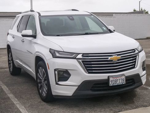 Used 2023 Chevrolet Traverse Premier FWD image 3