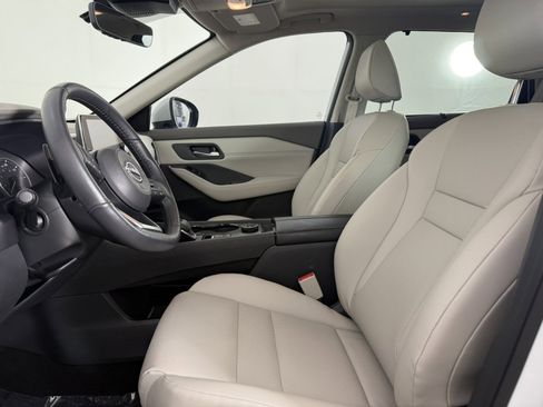 Used 2024 Nissan Rogue SV w/ SV Premium Package image 15