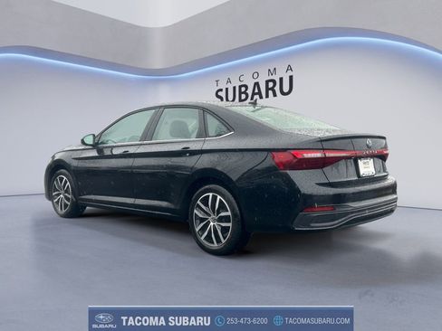 Used 2025 Volkswagen Jetta SE image 3