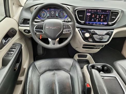 Used 2022 Chrysler Pacifica Touring-L FWD image 13