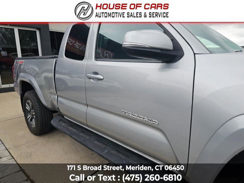 Used 2017 Toyota Tacoma TRD Sport image 12