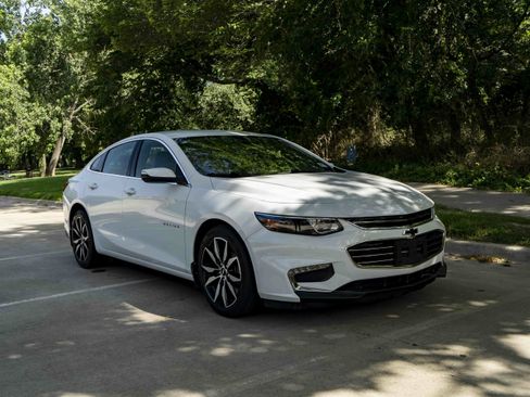 Used 2017 Chevrolet Malibu LT FWD image 2