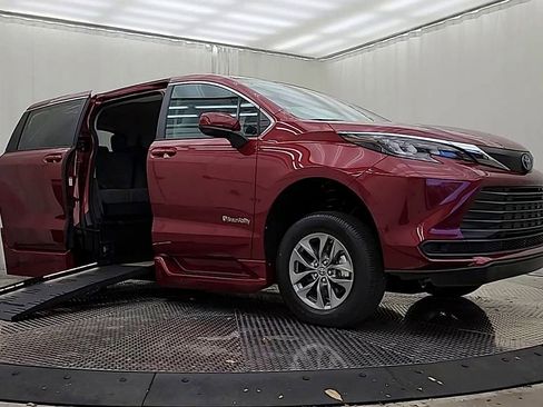 Used 2024 Toyota Sienna LE image 2