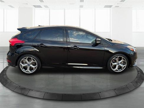Used 2018 Ford Focus ST FWD image 3