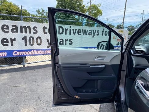 Used 2023 Toyota Sienna XLE FWD image 13