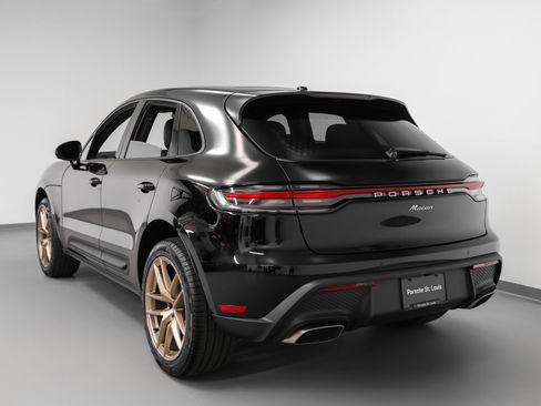Certified 2025 Porsche Macan image 3