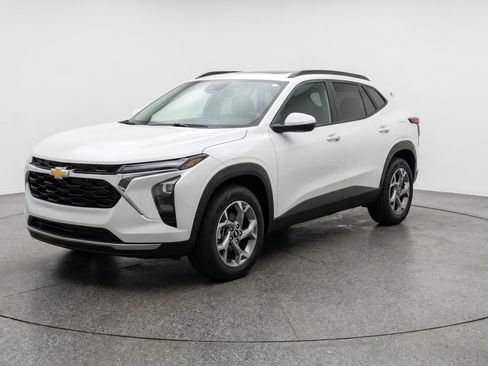 Used 2025 Chevrolet Trax LT FWD image 3