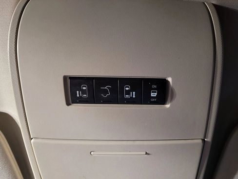 Used 2016 Chrysler Town & Country Touring image 28