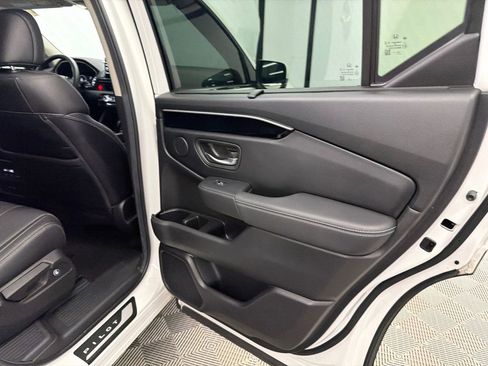 Used 2025 Honda Pilot EX-L image 18